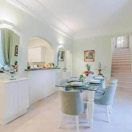 The Duchess Chambers, The Luxury Grand 3 Bedrooms Apartment